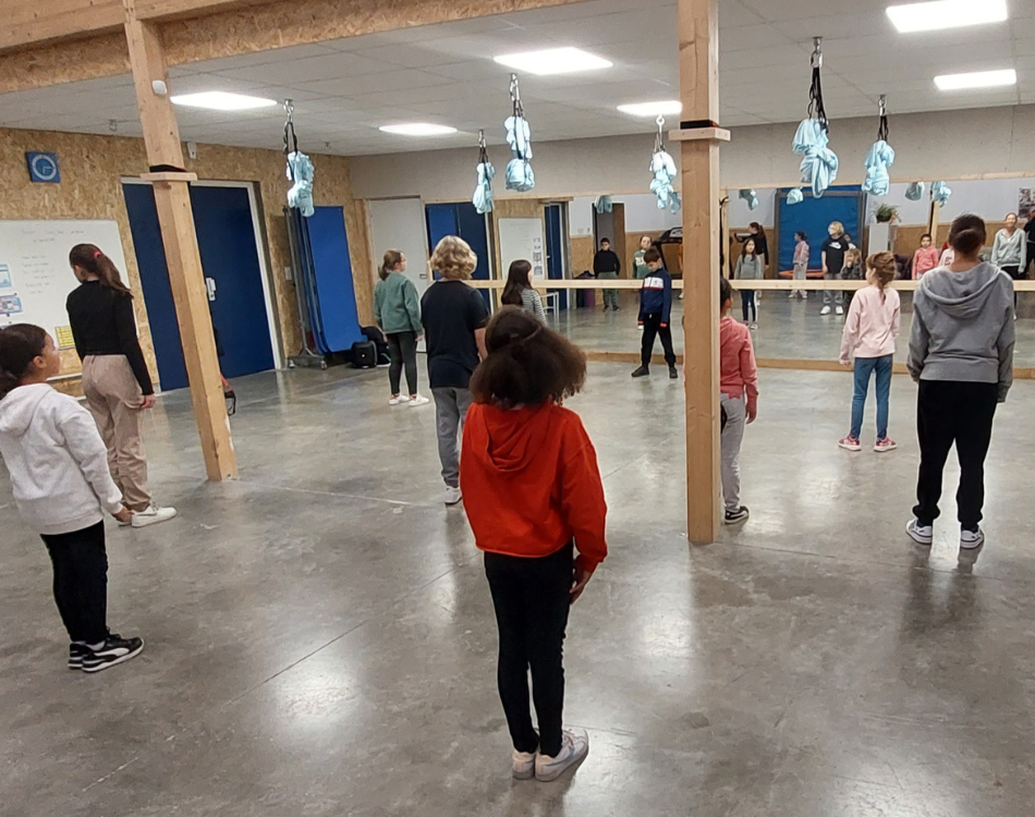 Des enfants à un cours de hip hop.