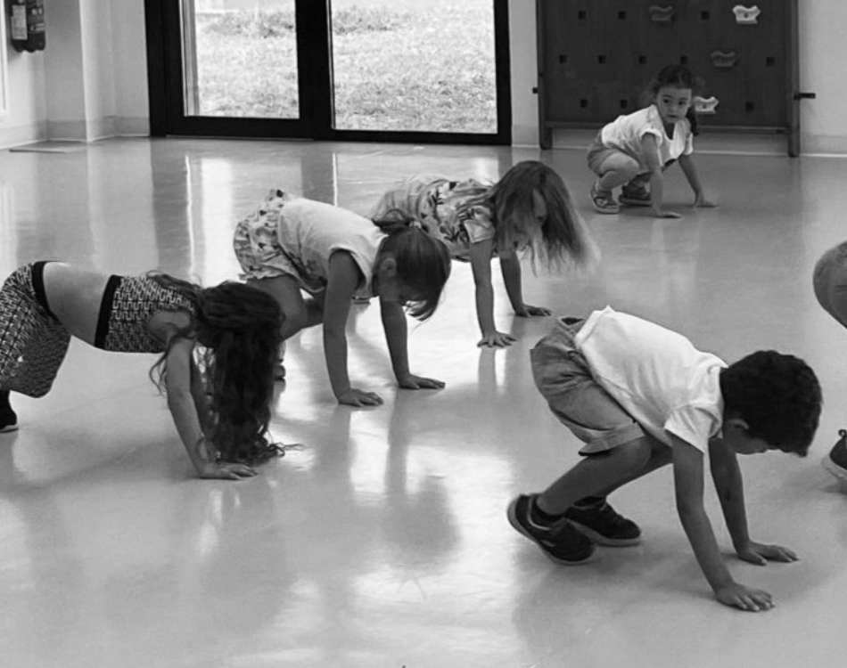 Des enfants qui font du hip hop.