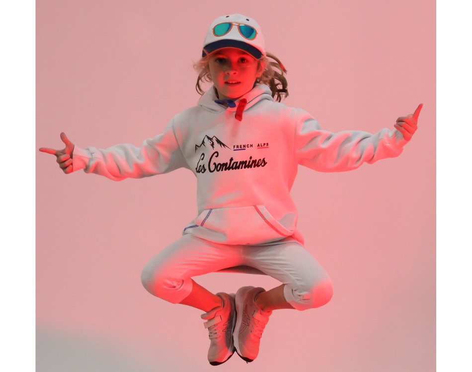 Petite fille qui fait du hip hop.