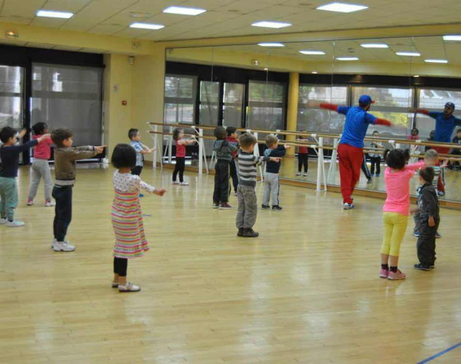 Des enfants en cours de hip hop.