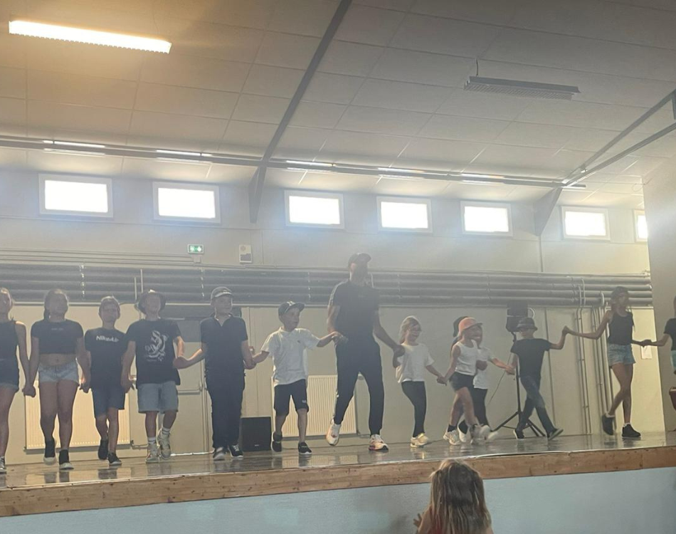 Fin d'un spectacle de danse.